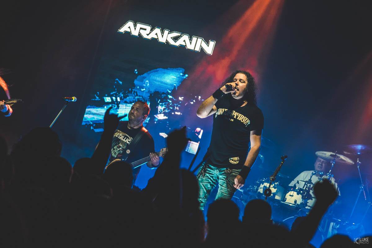 Arakain přijel se svou výroční tour do hanácké metropole. Metalový nářez, ale i lampičky jako v obýváku