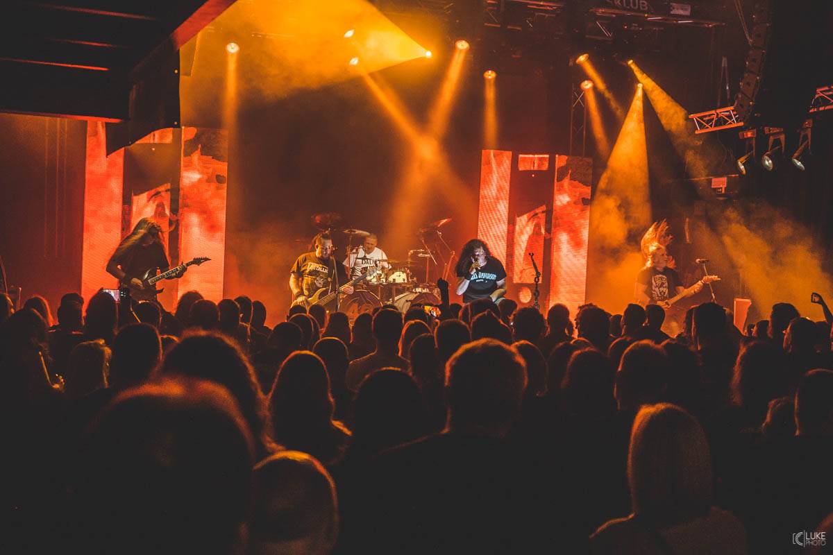 Arakain přijel se svou výroční tour do hanácké metropole. Metalový nářez, ale i lampičky jako v obýváku