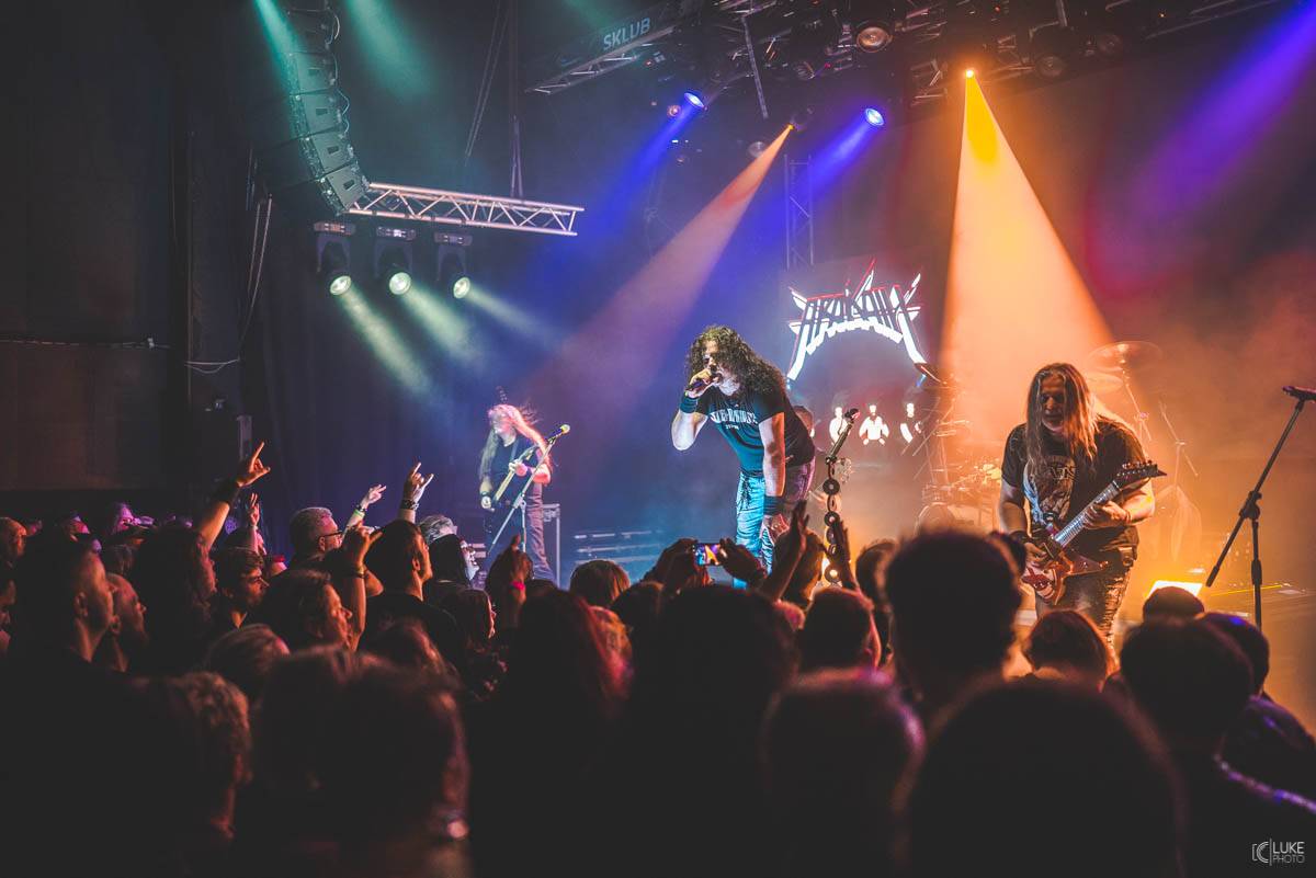 Arakain přijel se svou výroční tour do hanácké metropole. Metalový nářez, ale i lampičky jako v obýváku