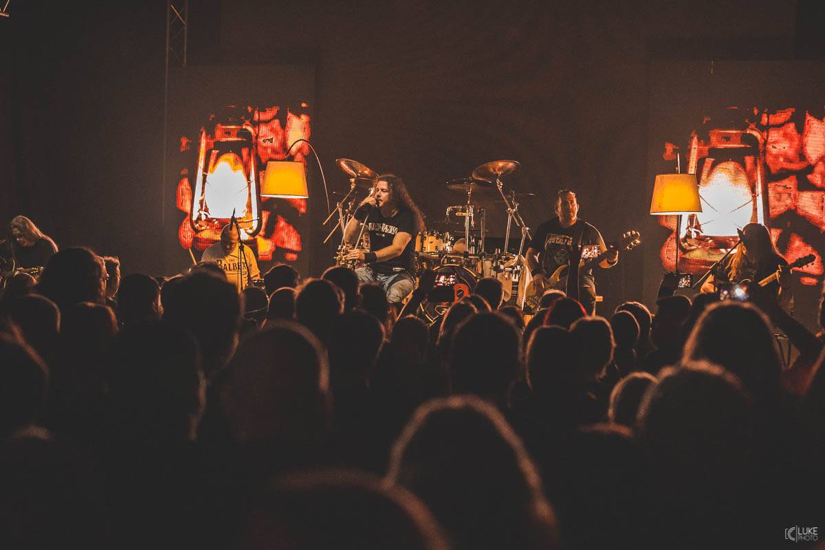 Arakain přijel se svou výroční tour do hanácké metropole. Metalový nářez, ale i lampičky jako v obýváku