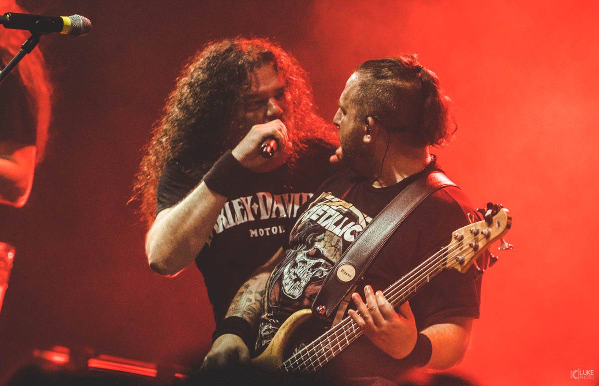 Arakain přijel se svou výroční tour do hanácké metropole. Metalový nářez, ale i lampičky jako v obýváku