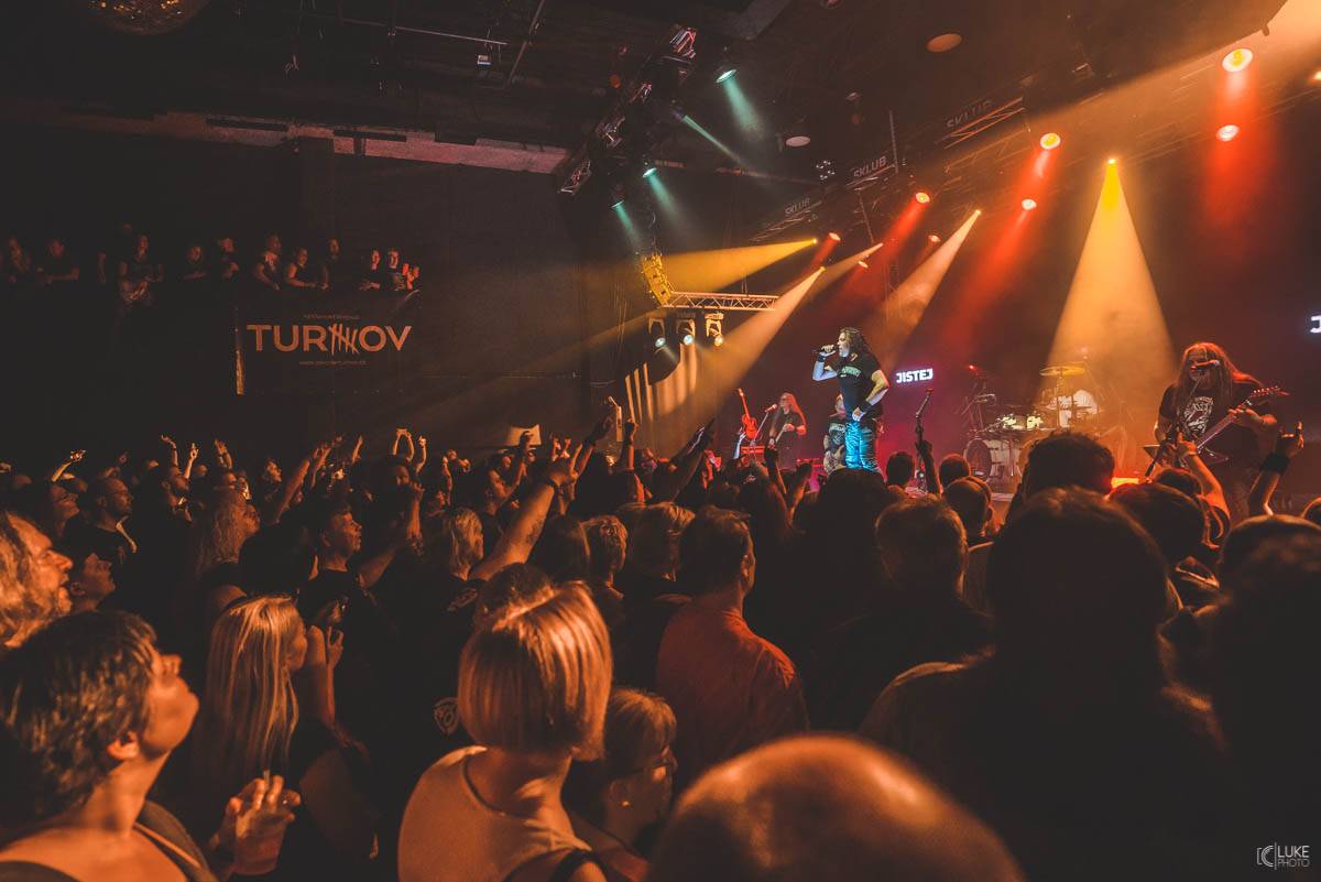 Arakain přijel se svou výroční tour do hanácké metropole. Metalový nářez, ale i lampičky jako v obýváku