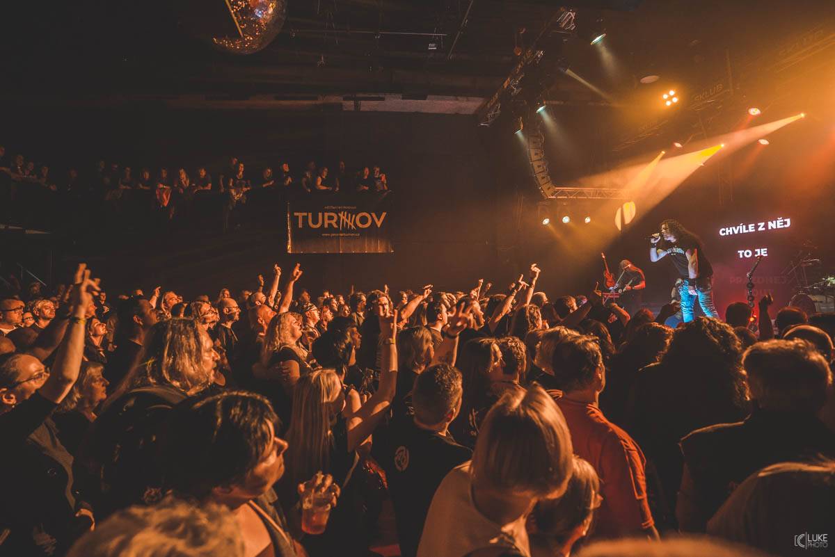 Arakain přijel se svou výroční tour do hanácké metropole. Metalový nářez, ale i lampičky jako v obýváku