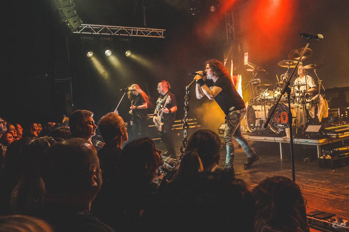 Arakain přijel se svou výroční tour do hanácké metropole. Metalový nářez, ale i lampičky jako v obýváku