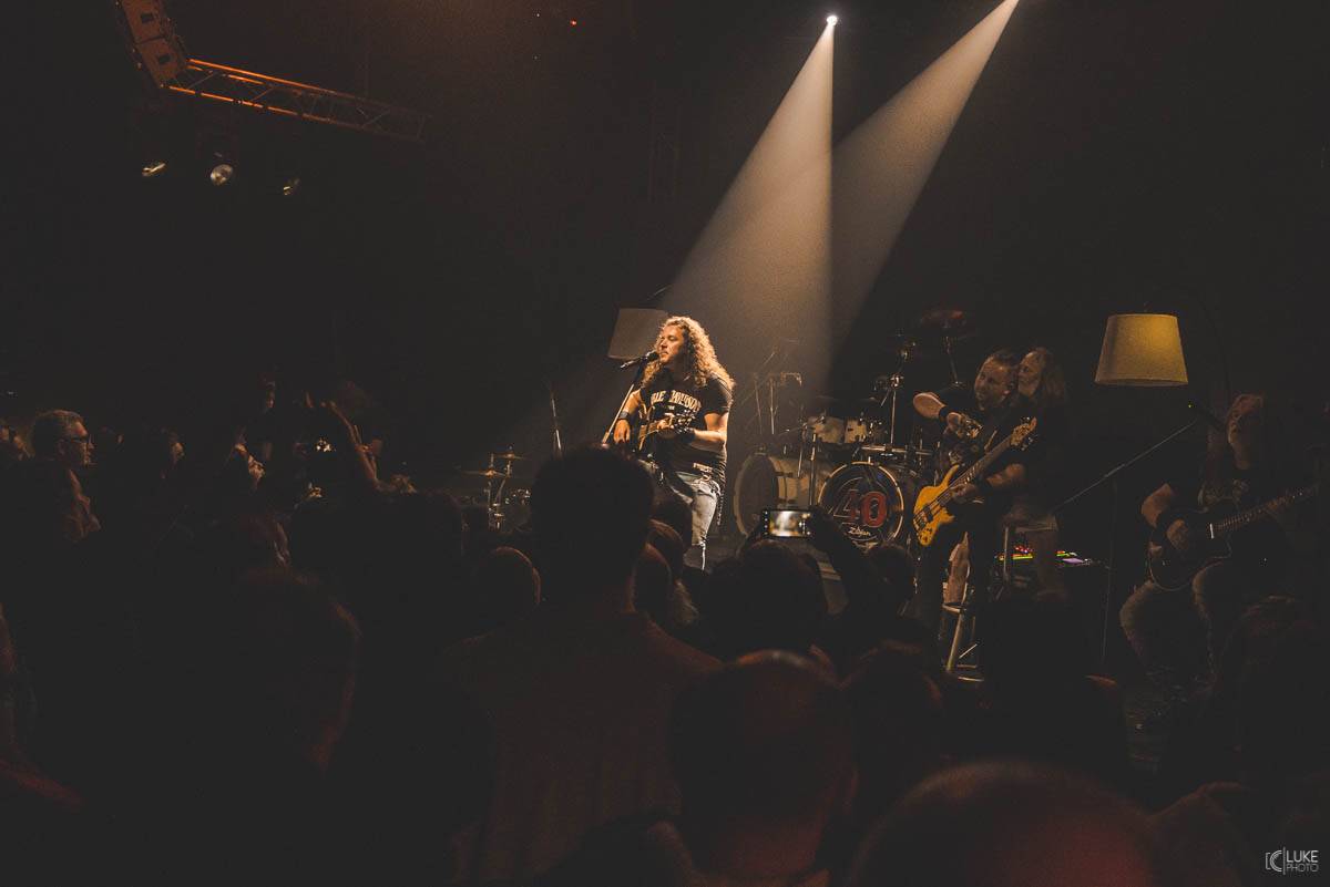 Arakain přijel se svou výroční tour do hanácké metropole. Metalový nářez, ale i lampičky jako v obýváku