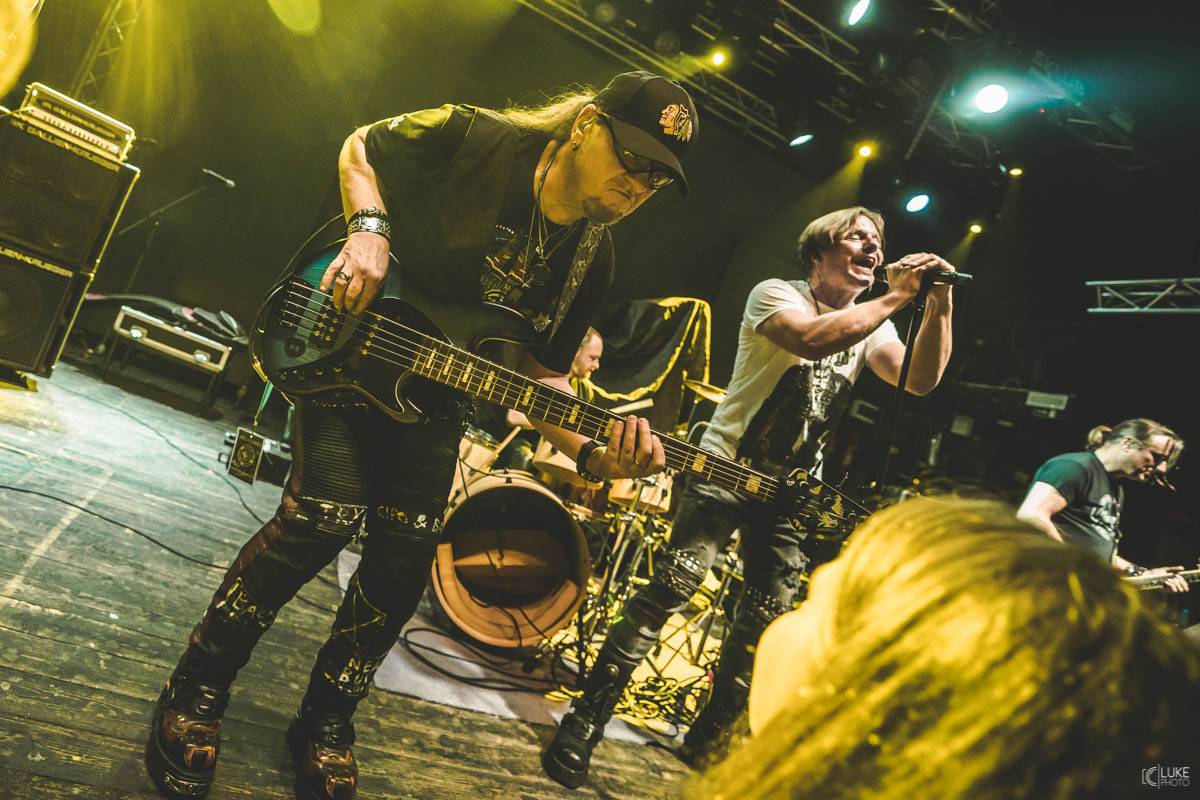 Arakain přijel se svou výroční tour do hanácké metropole. Metalový nářez, ale i lampičky jako v obýváku