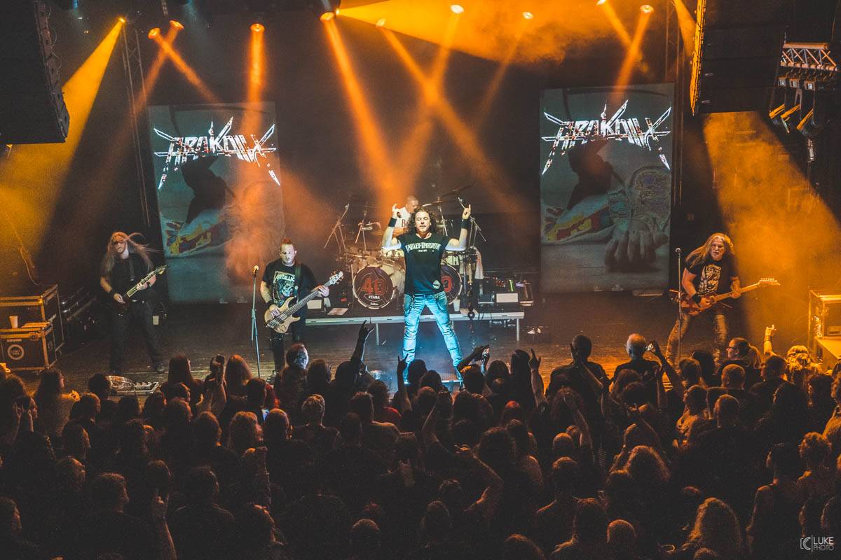 Arakain přijel se svou výroční tour do hanácké metropole. Metalový nářez, ale i lampičky jako v obýváku