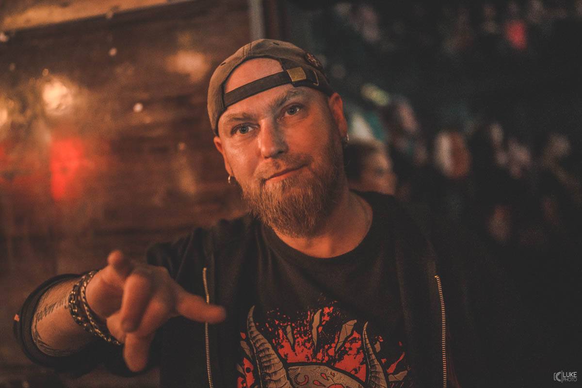 Arakain přijel se svou výroční tour do hanácké metropole. Metalový nářez, ale i lampičky jako v obýváku