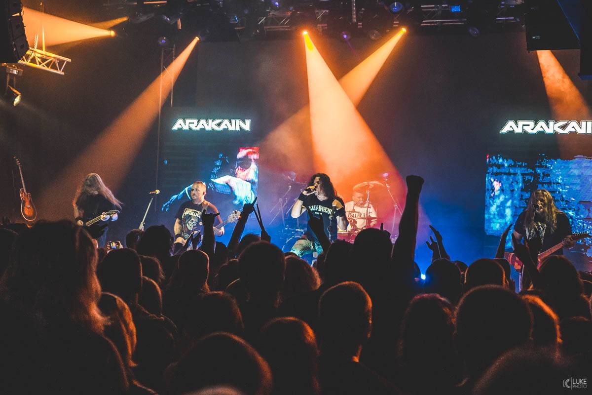 Arakain přijel se svou výroční tour do hanácké metropole. Metalový nářez, ale i lampičky jako v obýváku