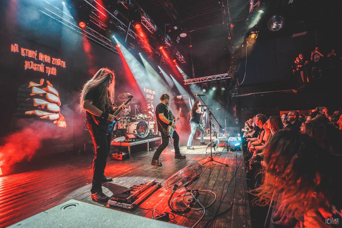 Arakain přijel se svou výroční tour do hanácké metropole. Metalový nářez, ale i lampičky jako v obýváku