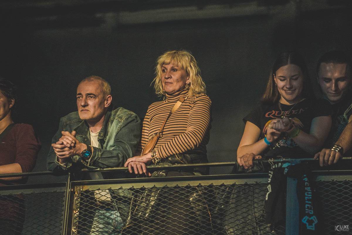 Arakain přijel se svou výroční tour do hanácké metropole. Metalový nářez, ale i lampičky jako v obýváku