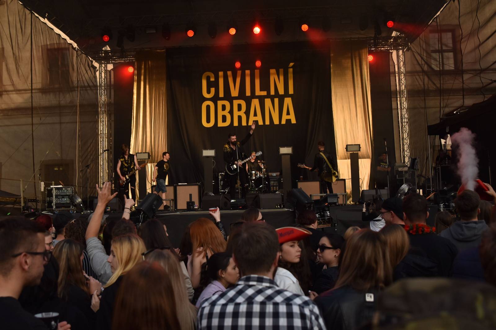 Rybičky 48 v Kutné Hoře rozjeli open air sezónu, klášter se otřásal v základech 