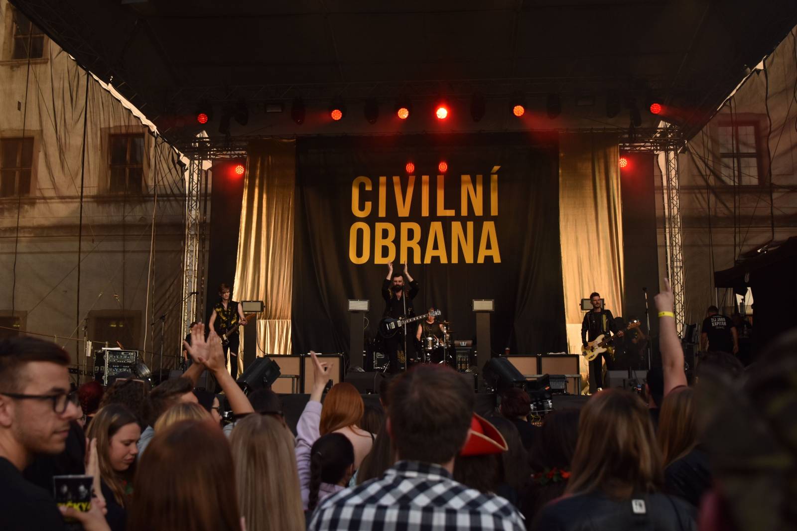 Rybičky 48 v Kutné Hoře rozjeli open air sezónu, klášter se otřásal v základech 