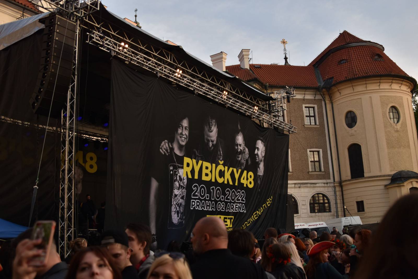 Rybičky 48 v Kutné Hoře rozjeli open air sezónu, klášter se otřásal v základech 