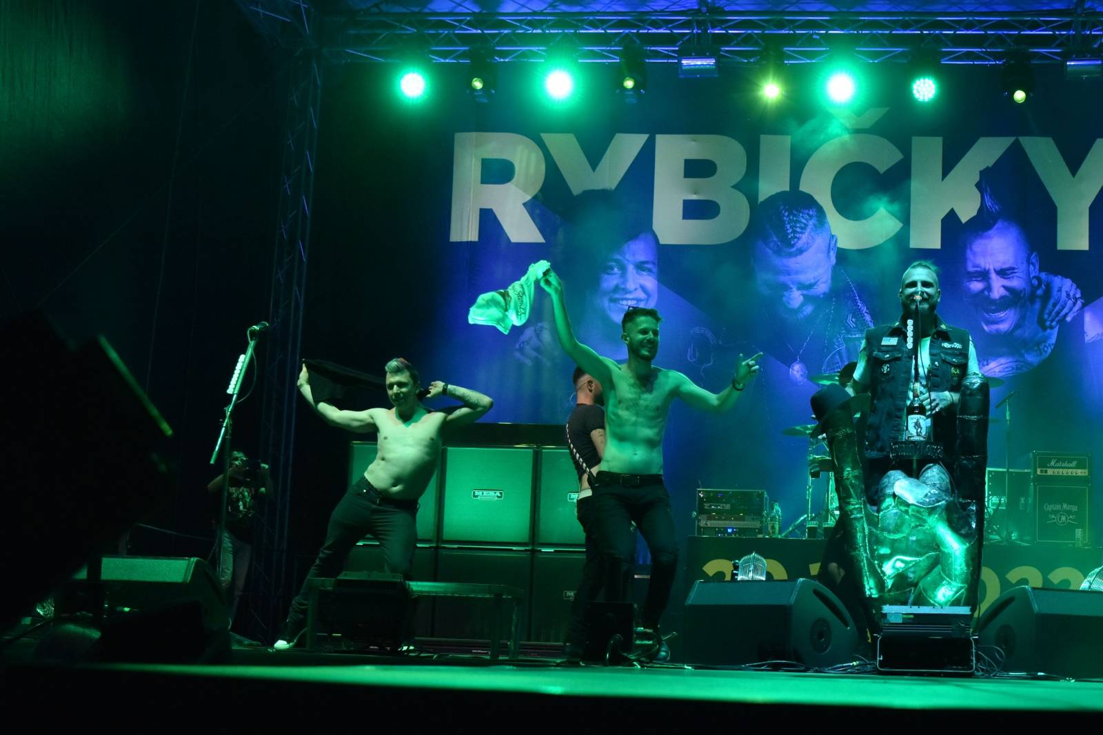 Rybičky 48 v Kutné Hoře rozjeli open air sezónu, klášter se otřásal v základech 