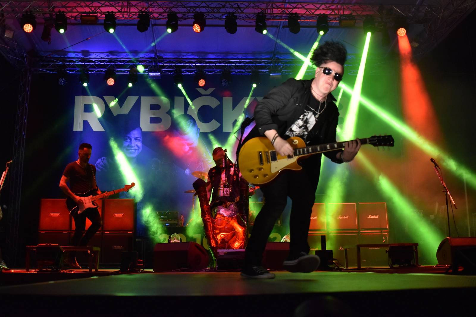 Rybičky 48 v Kutné Hoře rozjeli open air sezónu, klášter se otřásal v základech 