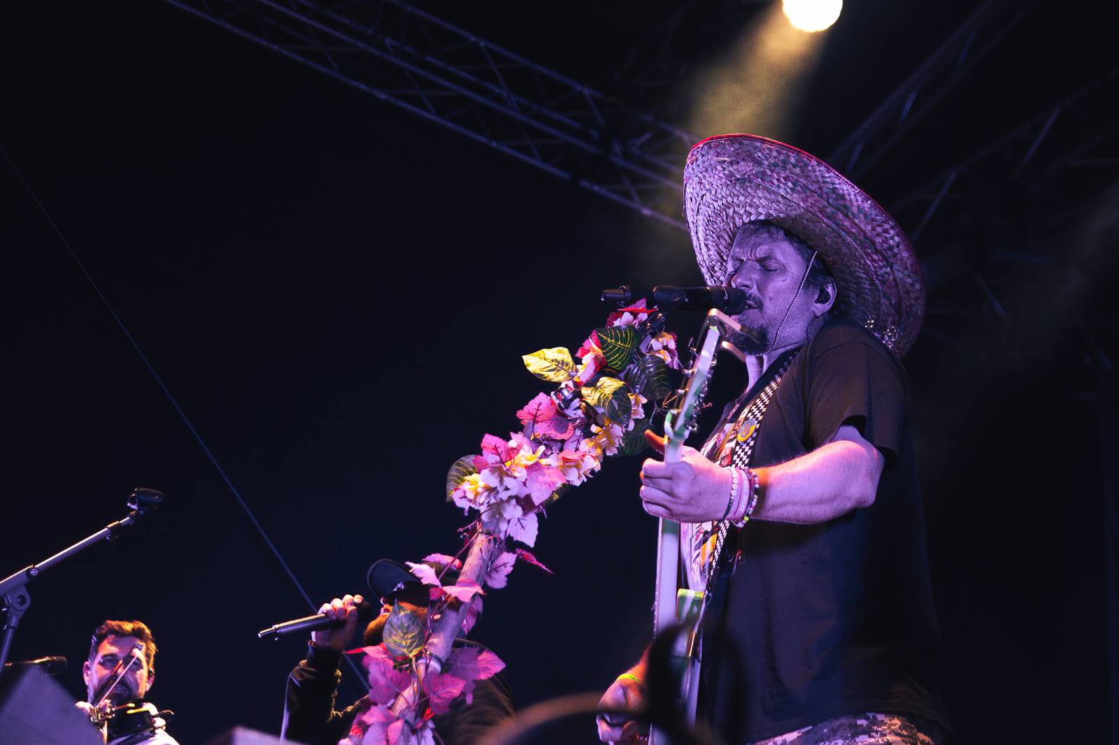 Majálesové veselí v Pardubicích odstartovalo. Miraie Navrátila vyklopili fanoušci z nafukovací jahody