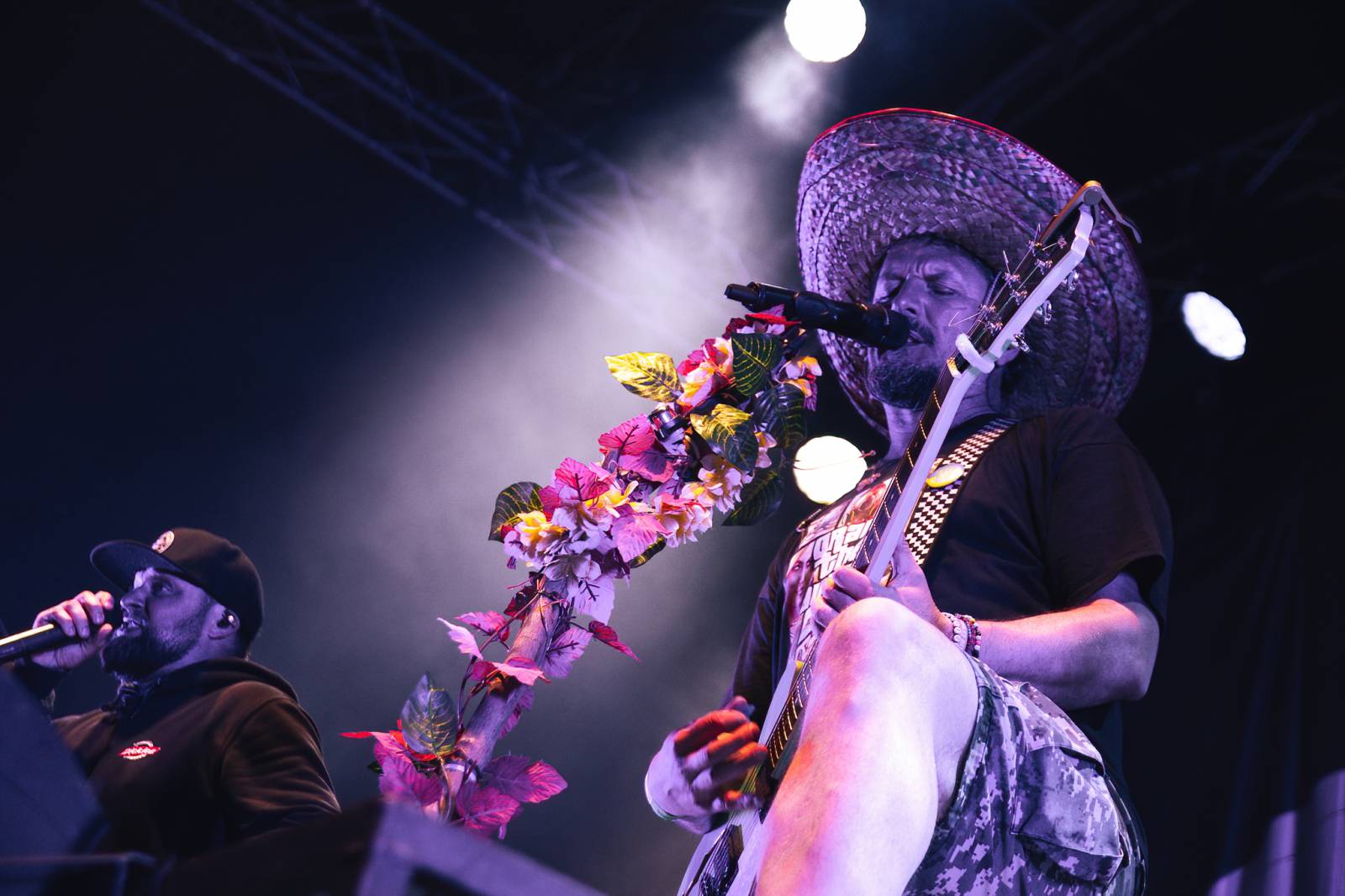 Majálesové veselí v Pardubicích odstartovalo. Miraie Navrátila vyklopili fanoušci z nafukovací jahody