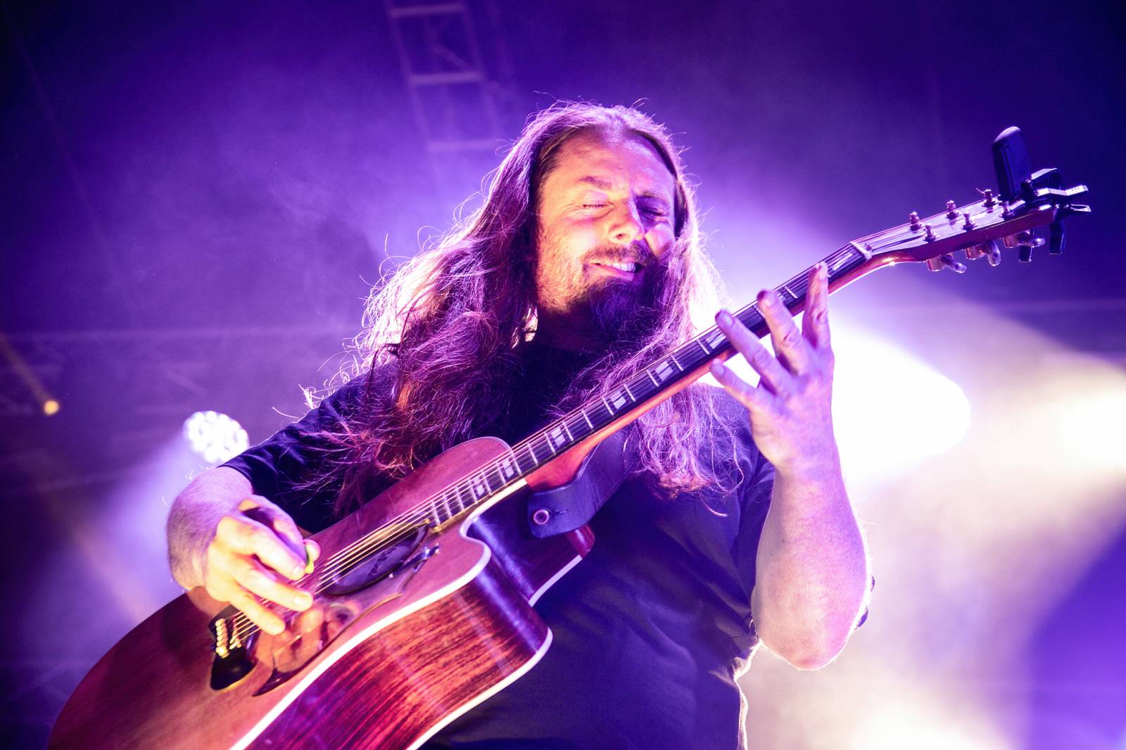 Majálesové veselí v Pardubicích odstartovalo. Miraie Navrátila vyklopili fanoušci z nafukovací jahody