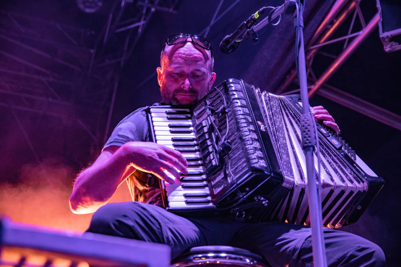 Majálesové veselí v Pardubicích odstartovalo. Miraie Navrátila vyklopili fanoušci z nafukovací jahody