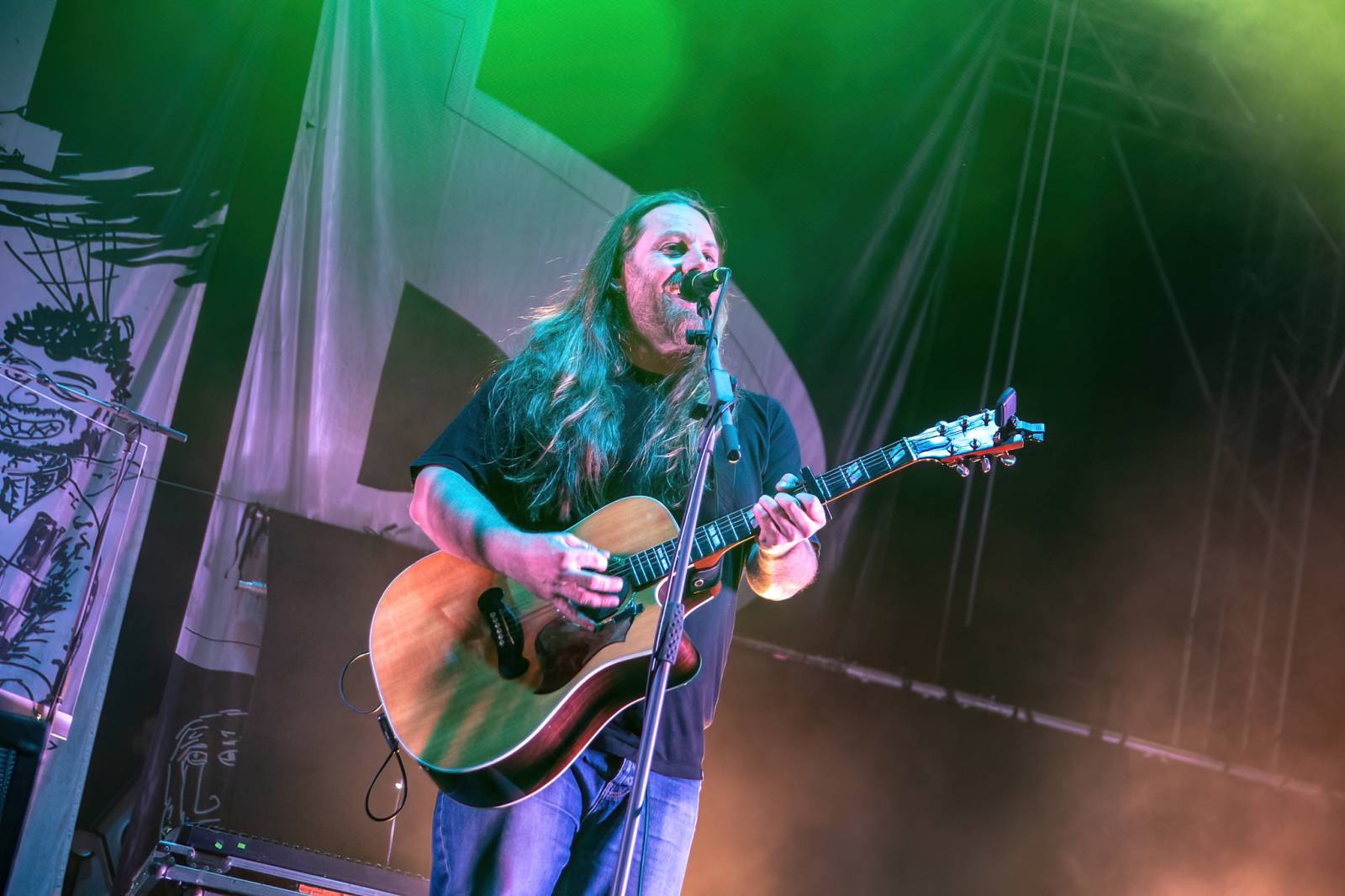 Majálesové veselí v Pardubicích odstartovalo. Miraie Navrátila vyklopili fanoušci z nafukovací jahody