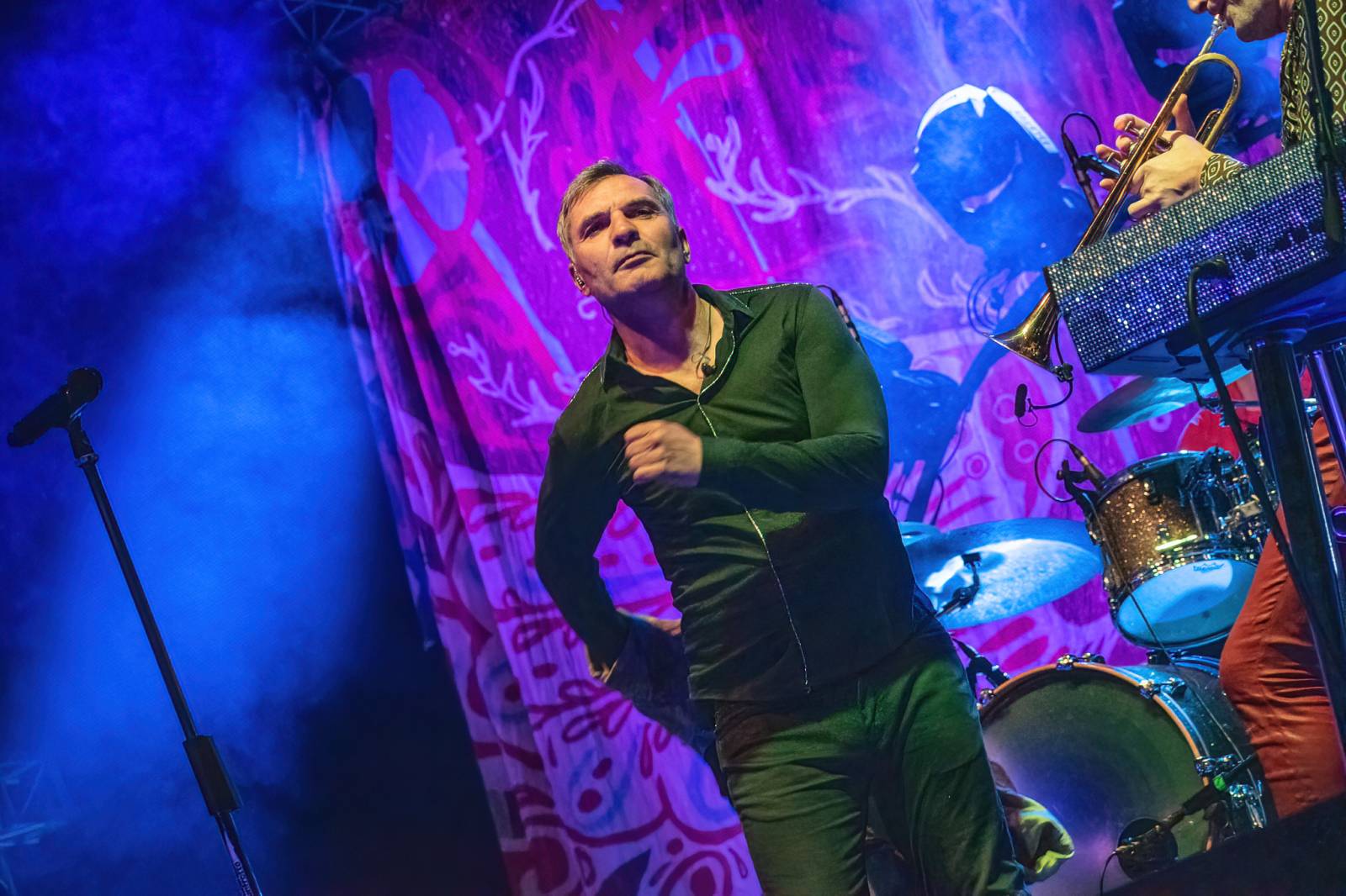 Majálesové veselí v Pardubicích odstartovalo. Miraie Navrátila vyklopili fanoušci z nafukovací jahody