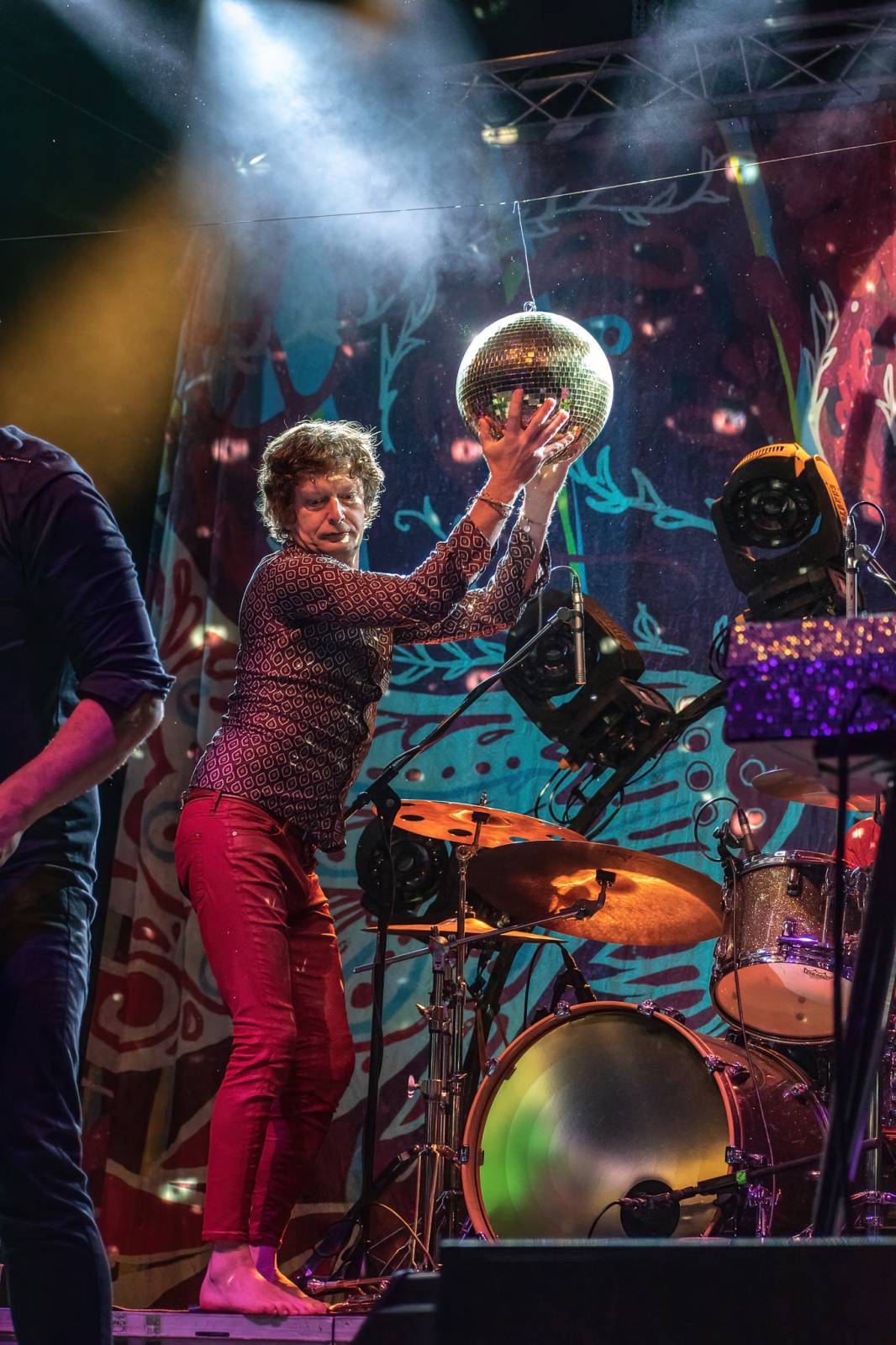 Majálesové veselí v Pardubicích odstartovalo. Miraie Navrátila vyklopili fanoušci z nafukovací jahody