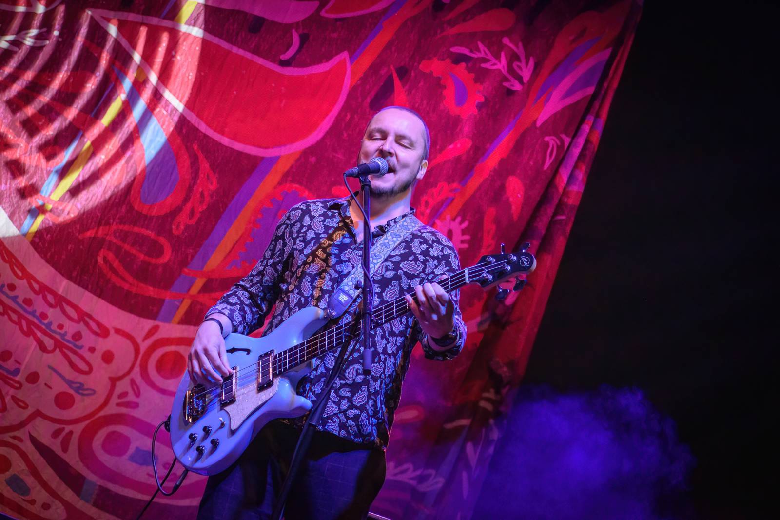 Majálesové veselí v Pardubicích odstartovalo. Miraie Navrátila vyklopili fanoušci z nafukovací jahody