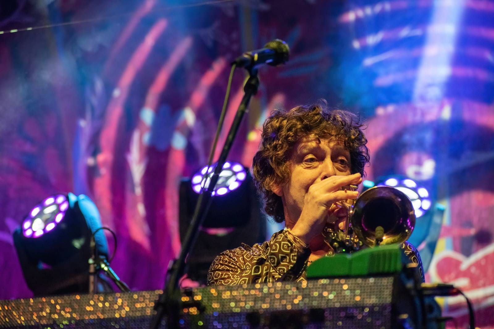 Majálesové veselí v Pardubicích odstartovalo. Miraie Navrátila vyklopili fanoušci z nafukovací jahody