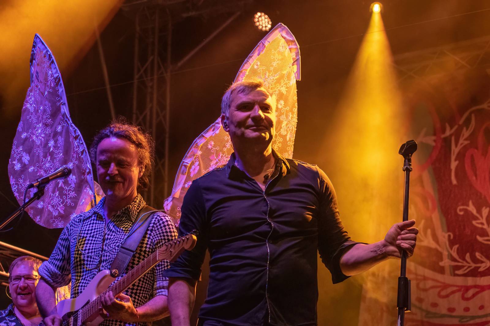 Majálesové veselí v Pardubicích odstartovalo. Miraie Navrátila vyklopili fanoušci z nafukovací jahody