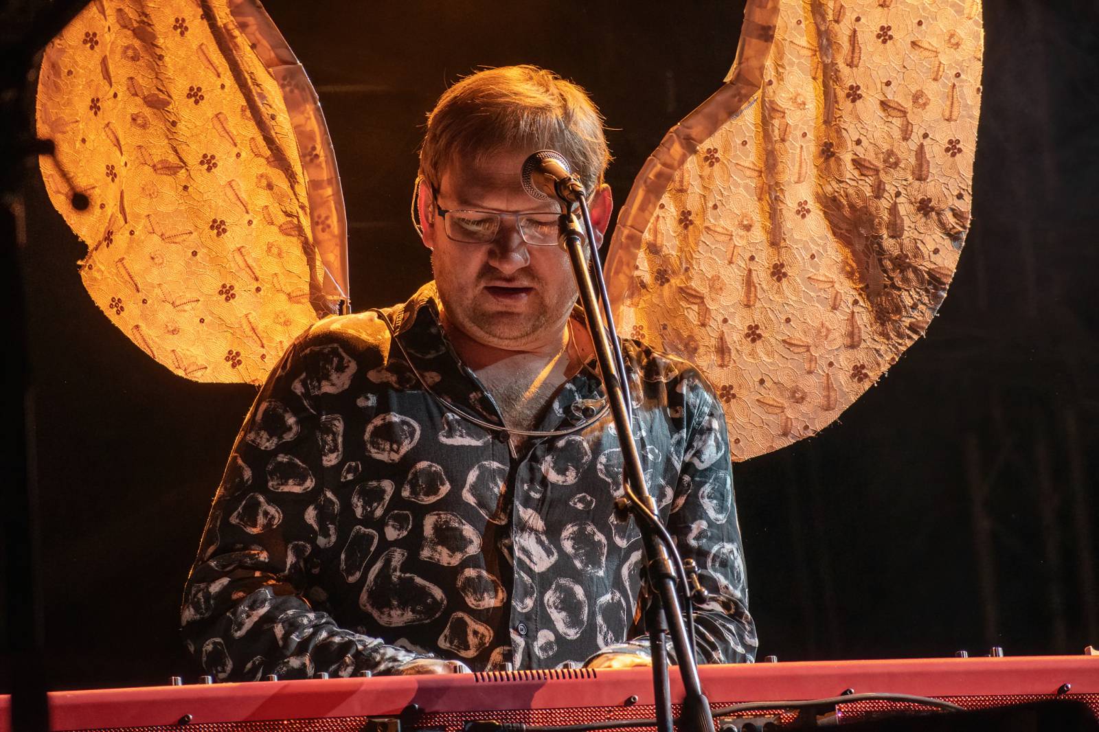 Majálesové veselí v Pardubicích odstartovalo. Miraie Navrátila vyklopili fanoušci z nafukovací jahody