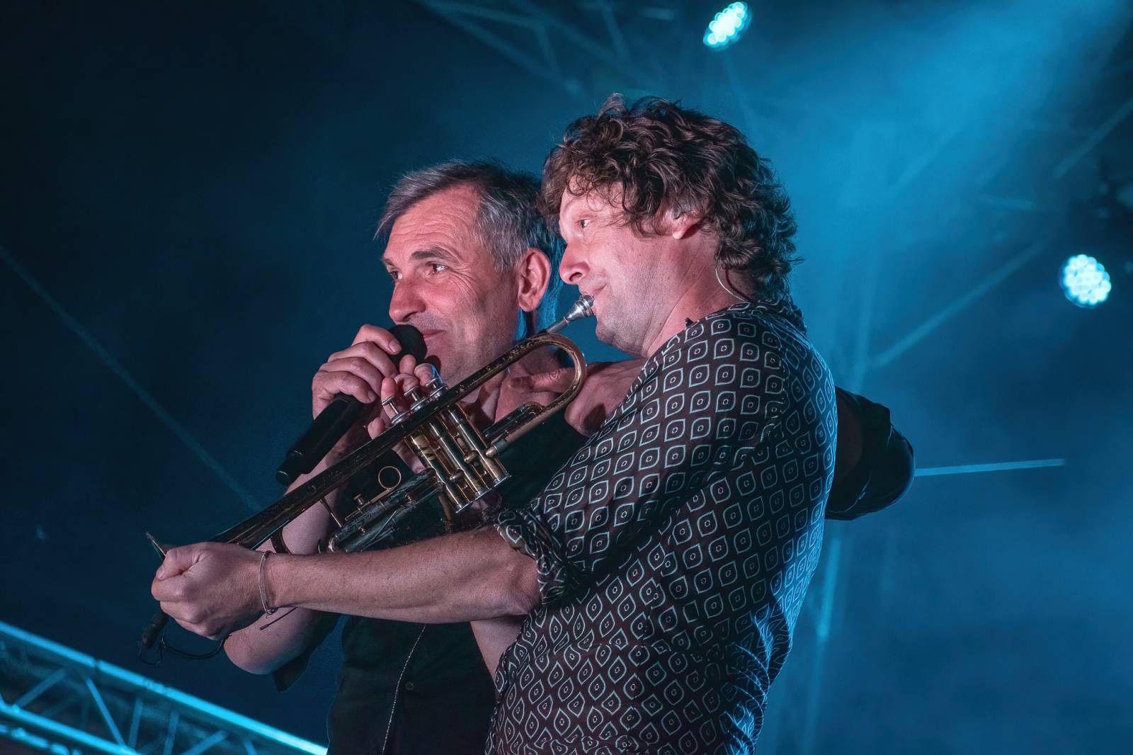 Majálesové veselí v Pardubicích odstartovalo. Miraie Navrátila vyklopili fanoušci z nafukovací jahody