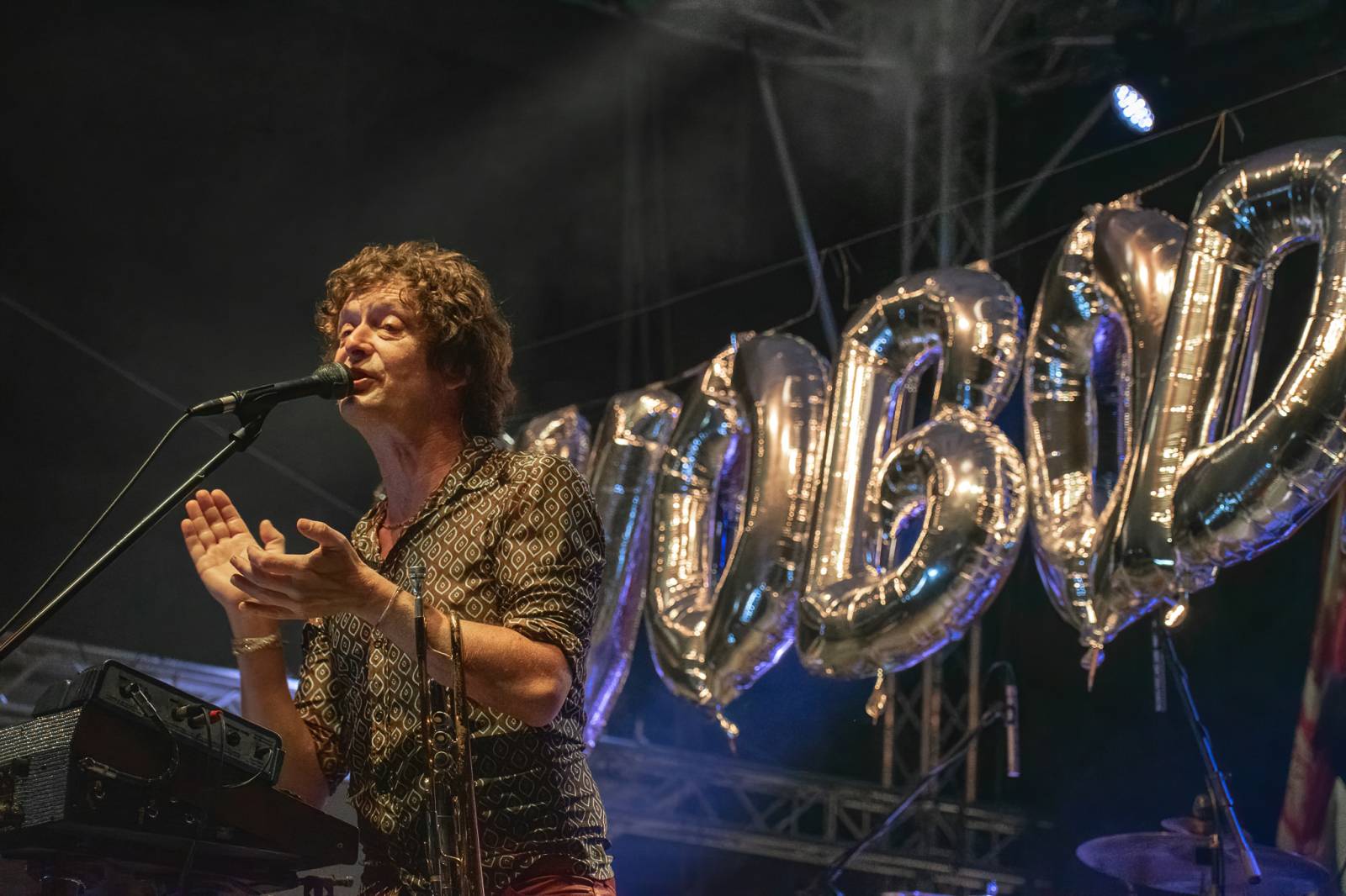 Majálesové veselí v Pardubicích odstartovalo. Miraie Navrátila vyklopili fanoušci z nafukovací jahody