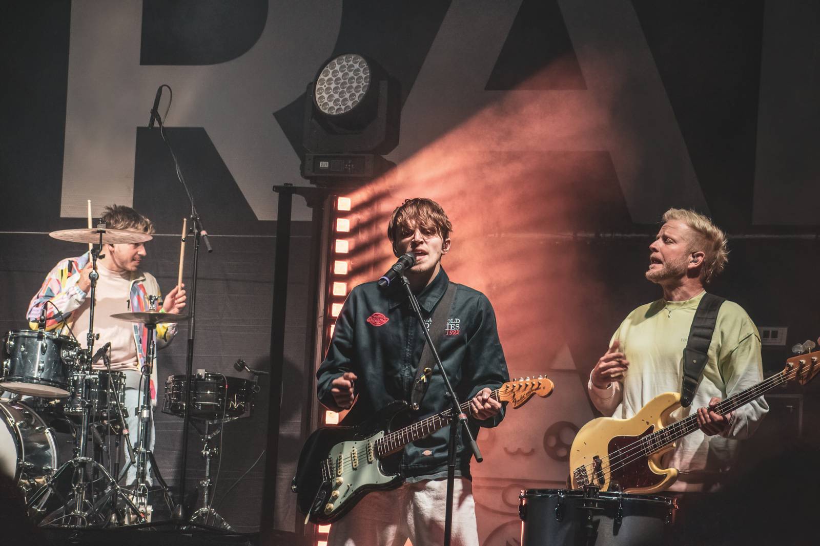 Majálesové veselí v Pardubicích odstartovalo. Miraie Navrátila vyklopili fanoušci z nafukovací jahody