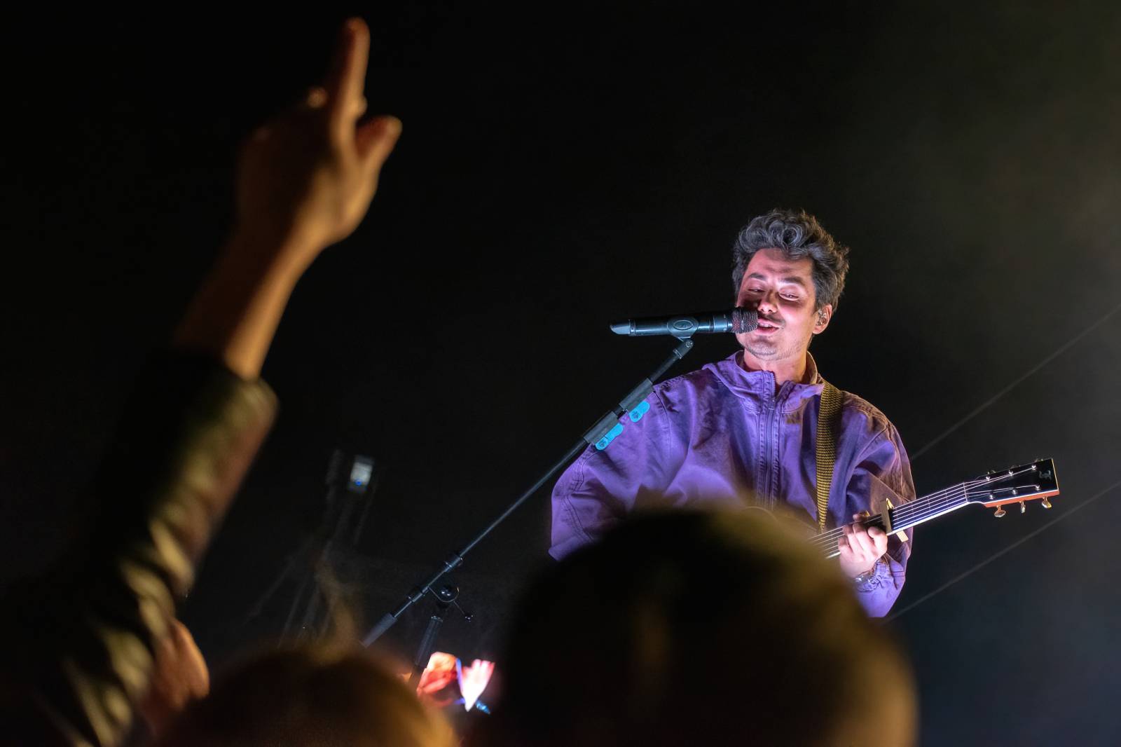 Majálesové veselí v Pardubicích odstartovalo. Miraie Navrátila vyklopili fanoušci z nafukovací jahody