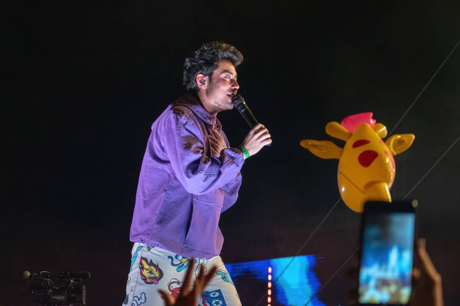 Majálesové veselí v Pardubicích odstartovalo. Miraie Navrátila vyklopili fanoušci z nafukovací jahody