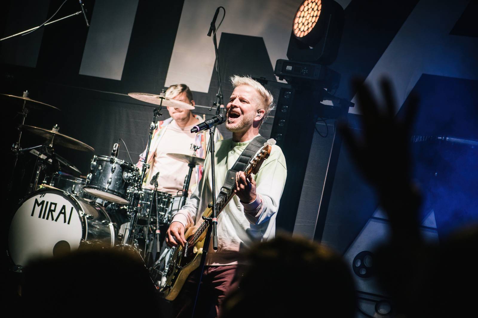 Majálesové veselí v Pardubicích odstartovalo. Miraie Navrátila vyklopili fanoušci z nafukovací jahody