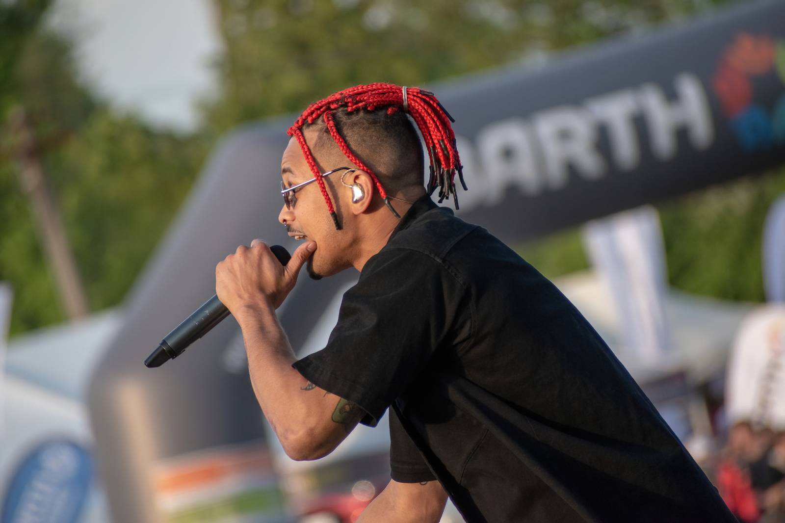 Majálesové veselí v Pardubicích odstartovalo. Miraie Navrátila vyklopili fanoušci z nafukovací jahody