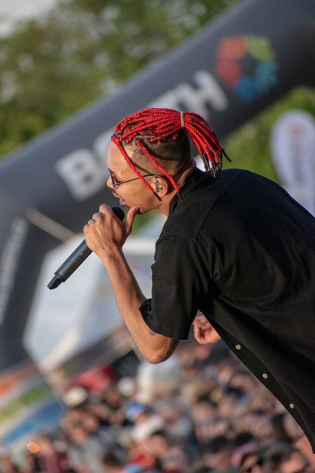 Majálesové veselí v Pardubicích odstartovalo. Miraie Navrátila vyklopili fanoušci z nafukovací jahody