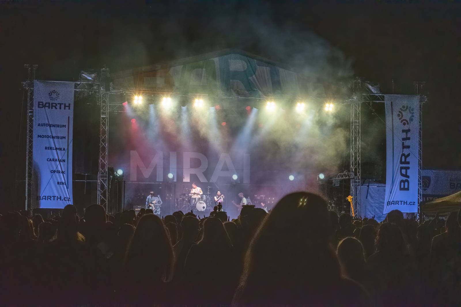 Majálesové veselí v Pardubicích odstartovalo. Miraie Navrátila vyklopili fanoušci z nafukovací jahody