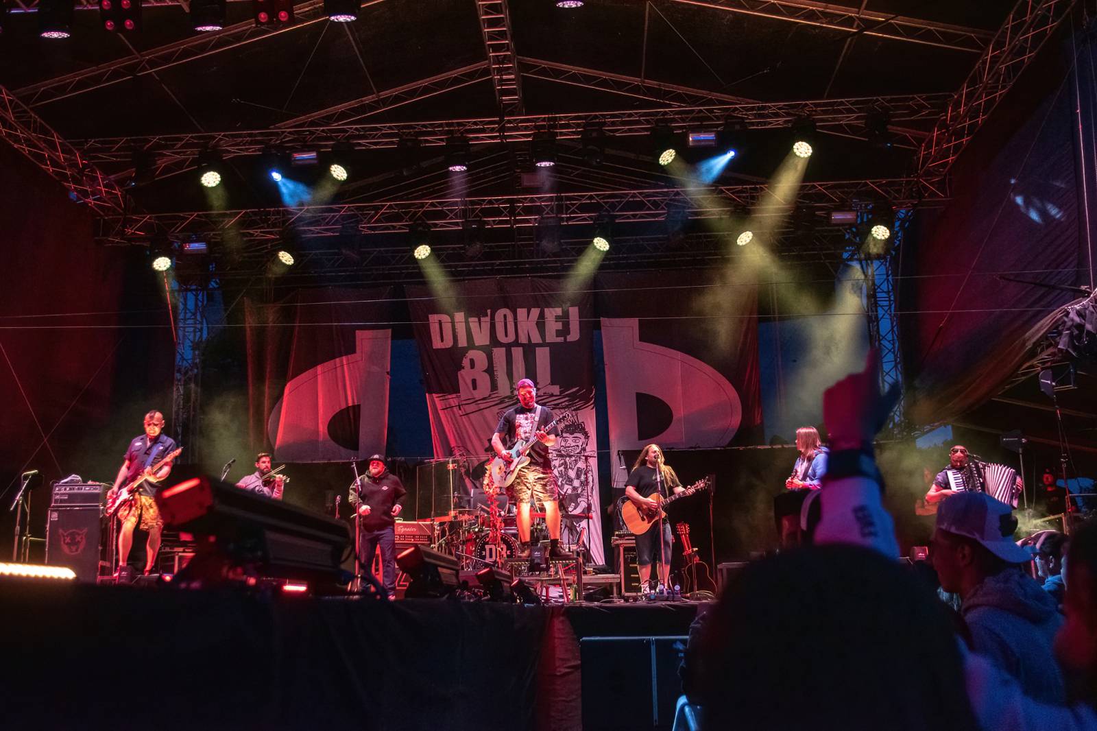 Majálesové veselí v Pardubicích odstartovalo. Miraie Navrátila vyklopili fanoušci z nafukovací jahody