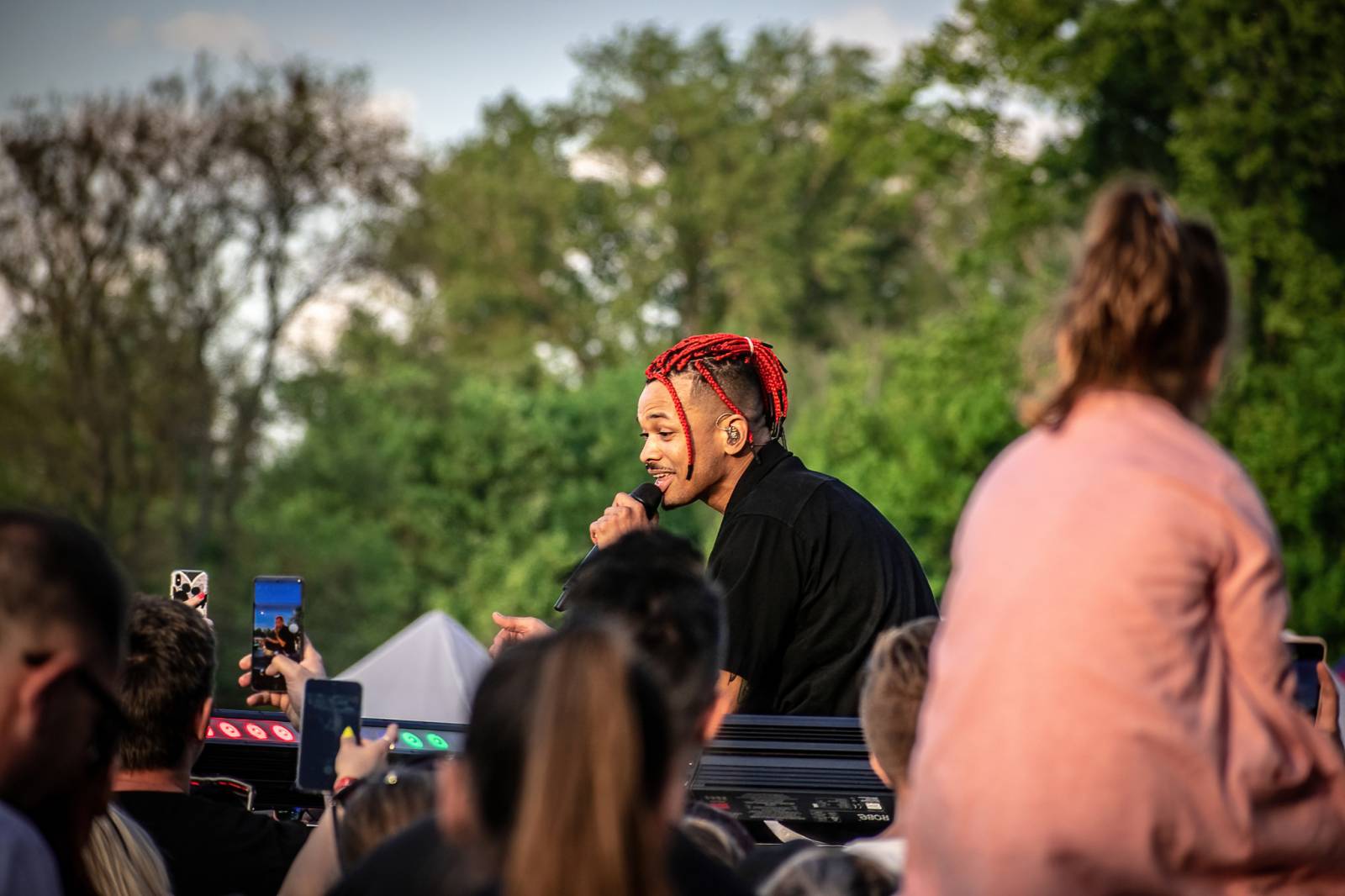 Majálesové veselí v Pardubicích odstartovalo. Miraie Navrátila vyklopili fanoušci z nafukovací jahody