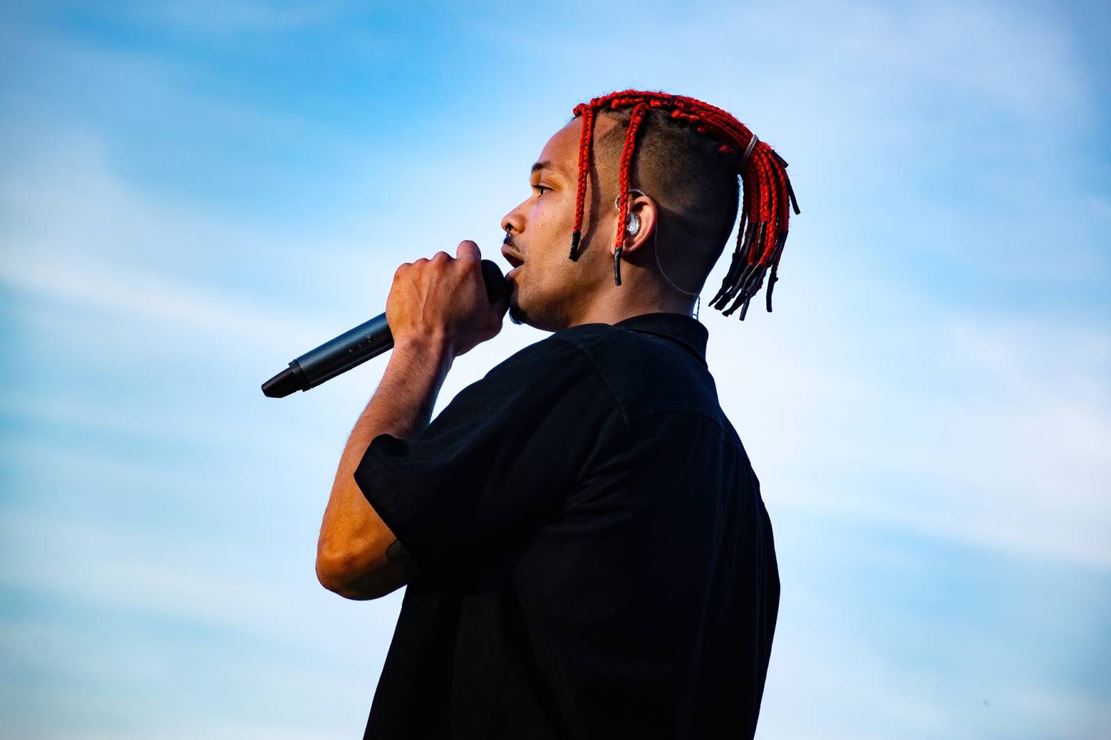 Majálesové veselí v Pardubicích odstartovalo. Miraie Navrátila vyklopili fanoušci z nafukovací jahody