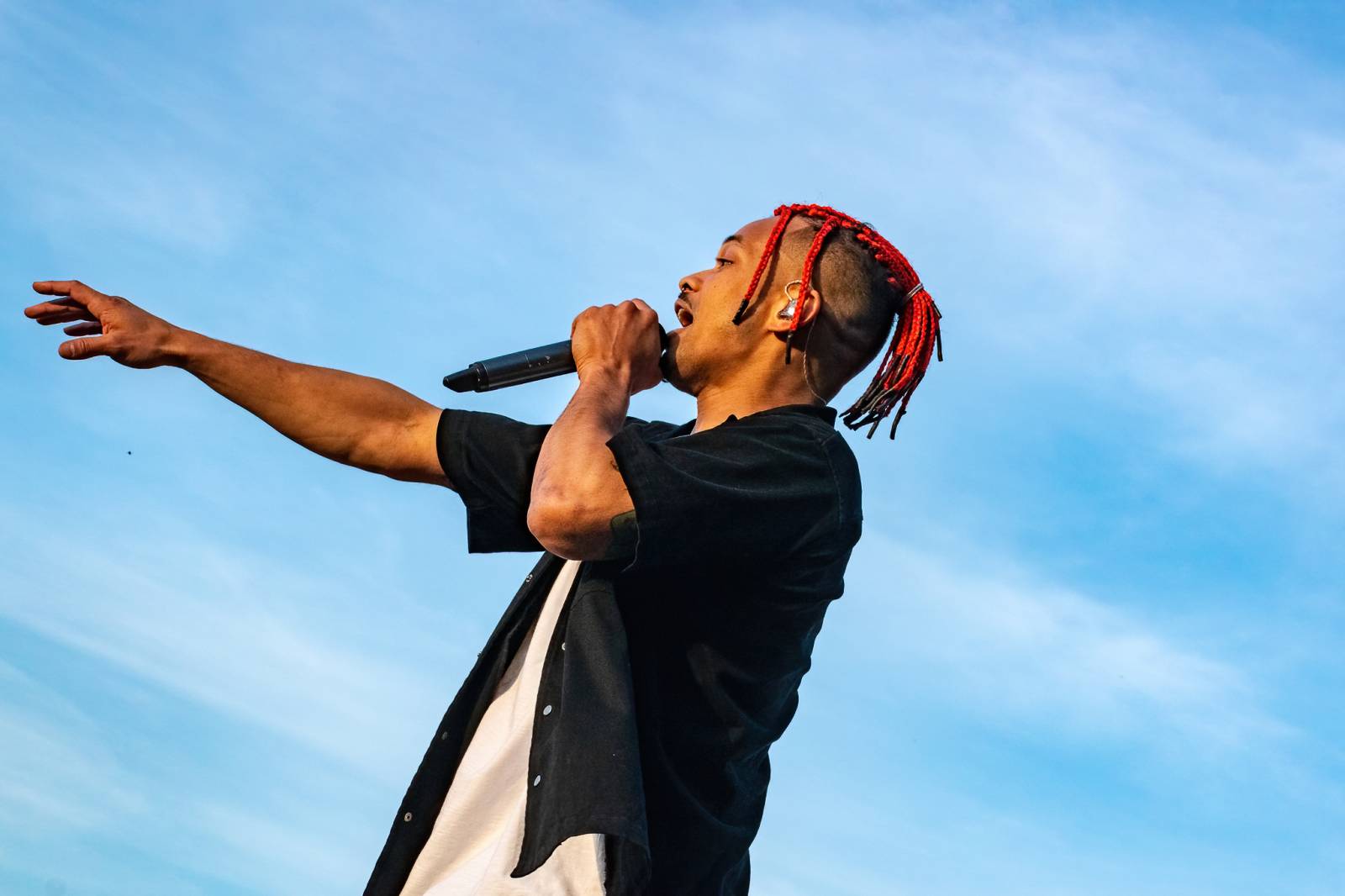 Majálesové veselí v Pardubicích odstartovalo. Miraie Navrátila vyklopili fanoušci z nafukovací jahody