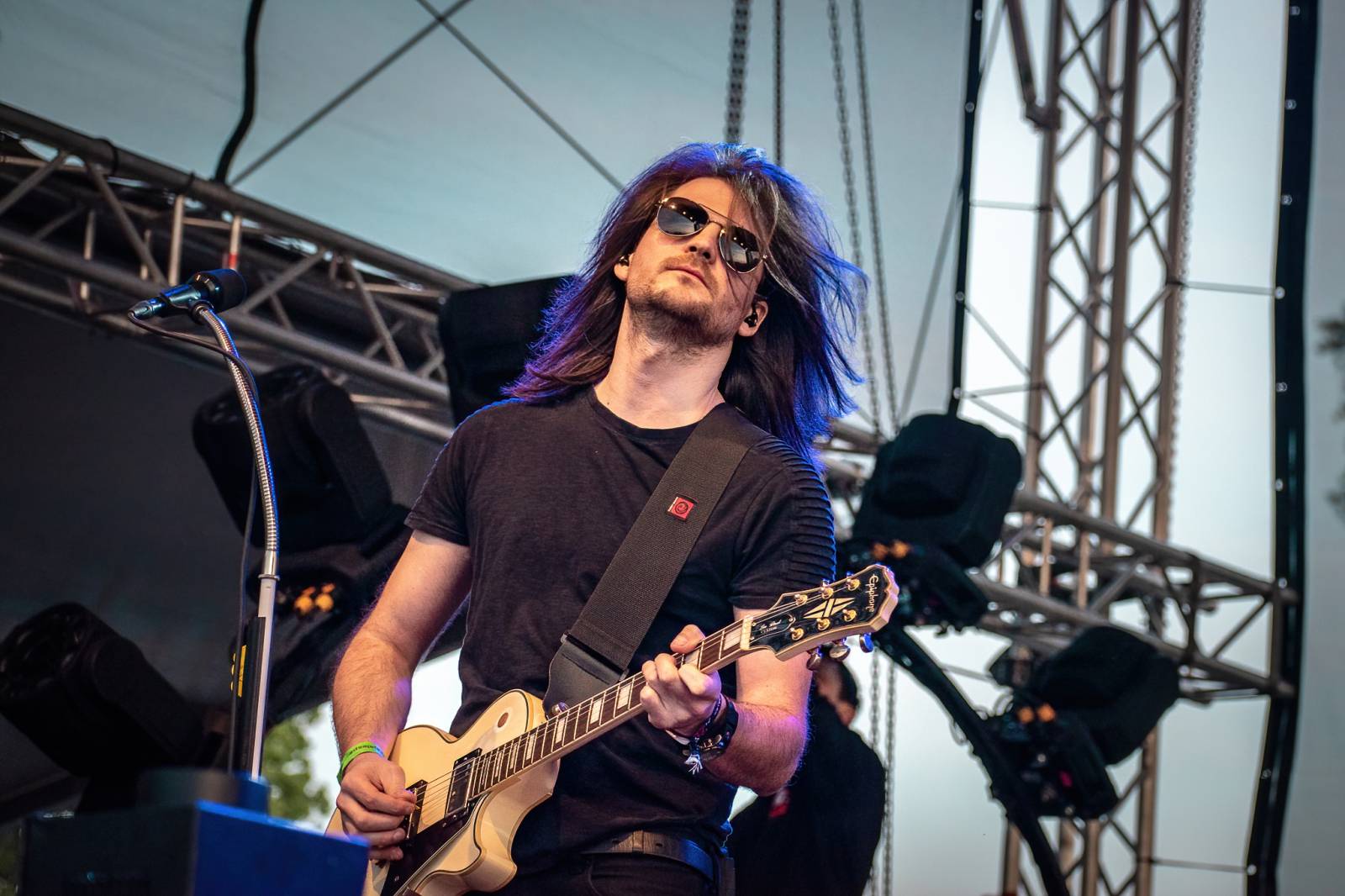 Majálesové veselí v Pardubicích odstartovalo. Miraie Navrátila vyklopili fanoušci z nafukovací jahody