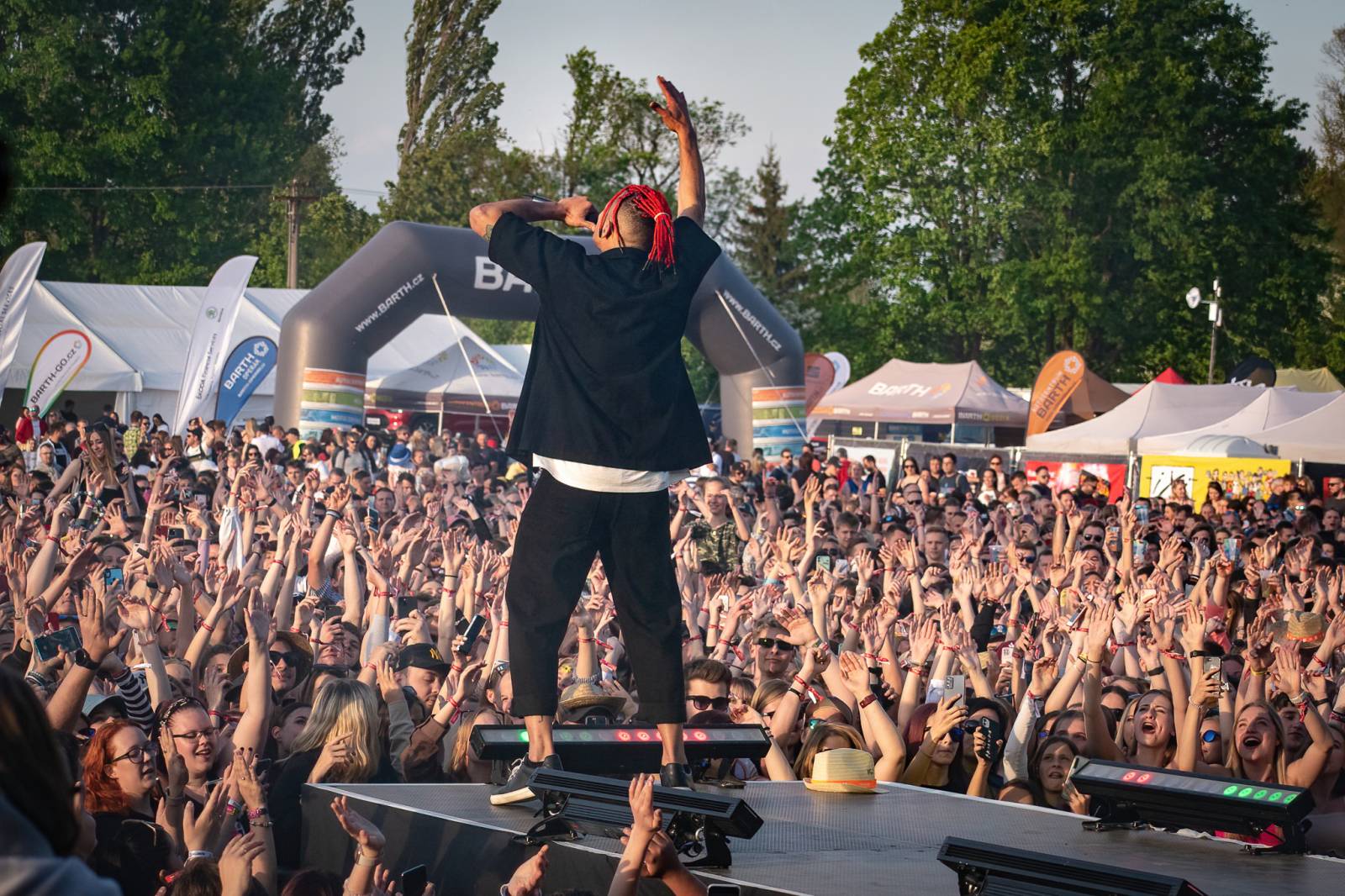 Majálesové veselí v Pardubicích odstartovalo. Miraie Navrátila vyklopili fanoušci z nafukovací jahody