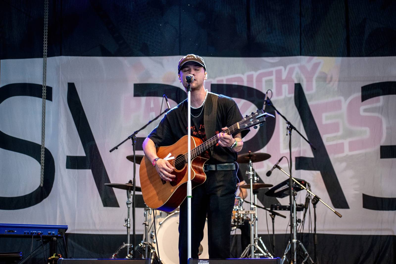 Majálesové veselí v Pardubicích odstartovalo. Miraie Navrátila vyklopili fanoušci z nafukovací jahody