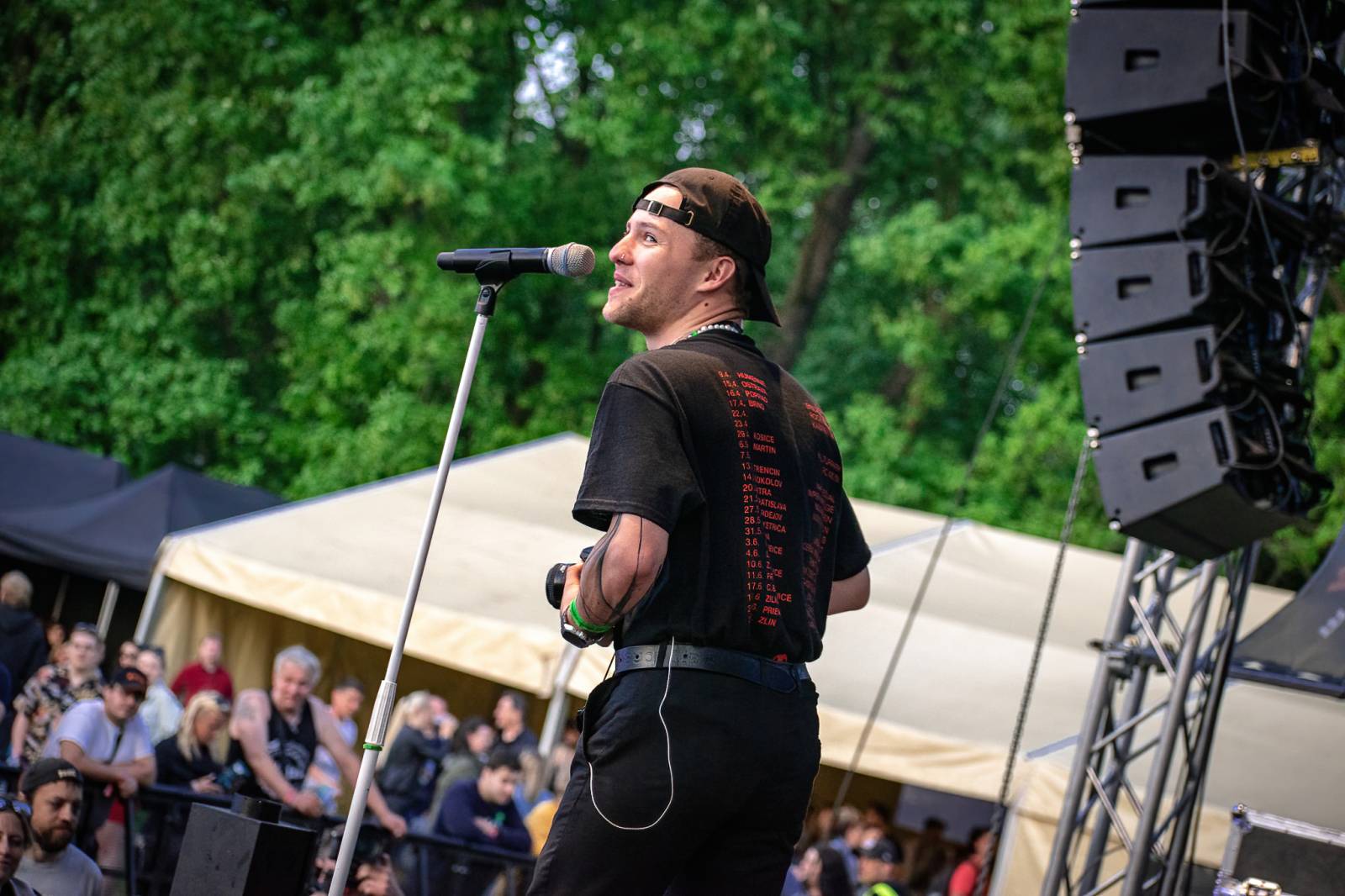 Majálesové veselí v Pardubicích odstartovalo. Miraie Navrátila vyklopili fanoušci z nafukovací jahody