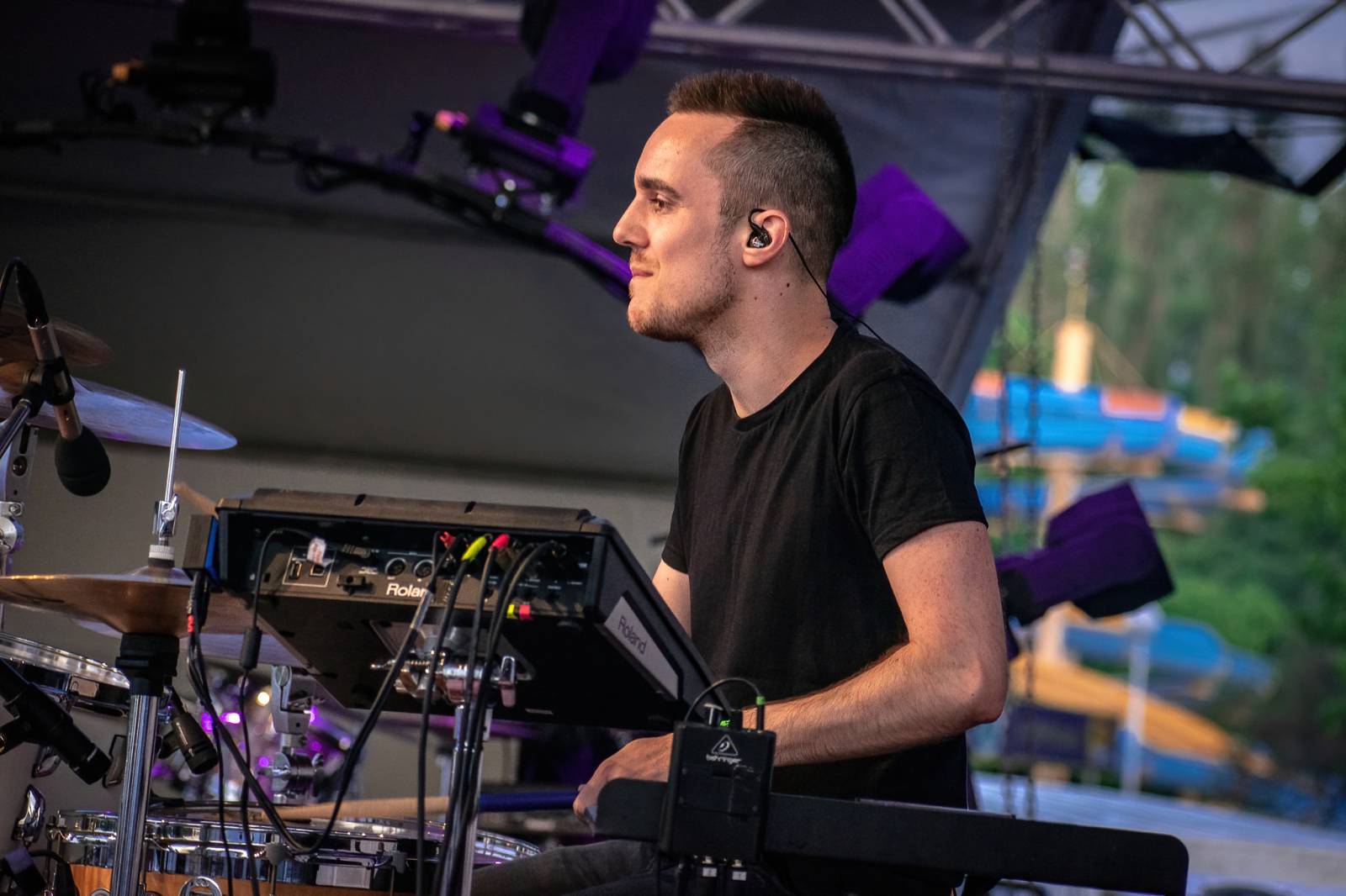 Majálesové veselí v Pardubicích odstartovalo. Miraie Navrátila vyklopili fanoušci z nafukovací jahody