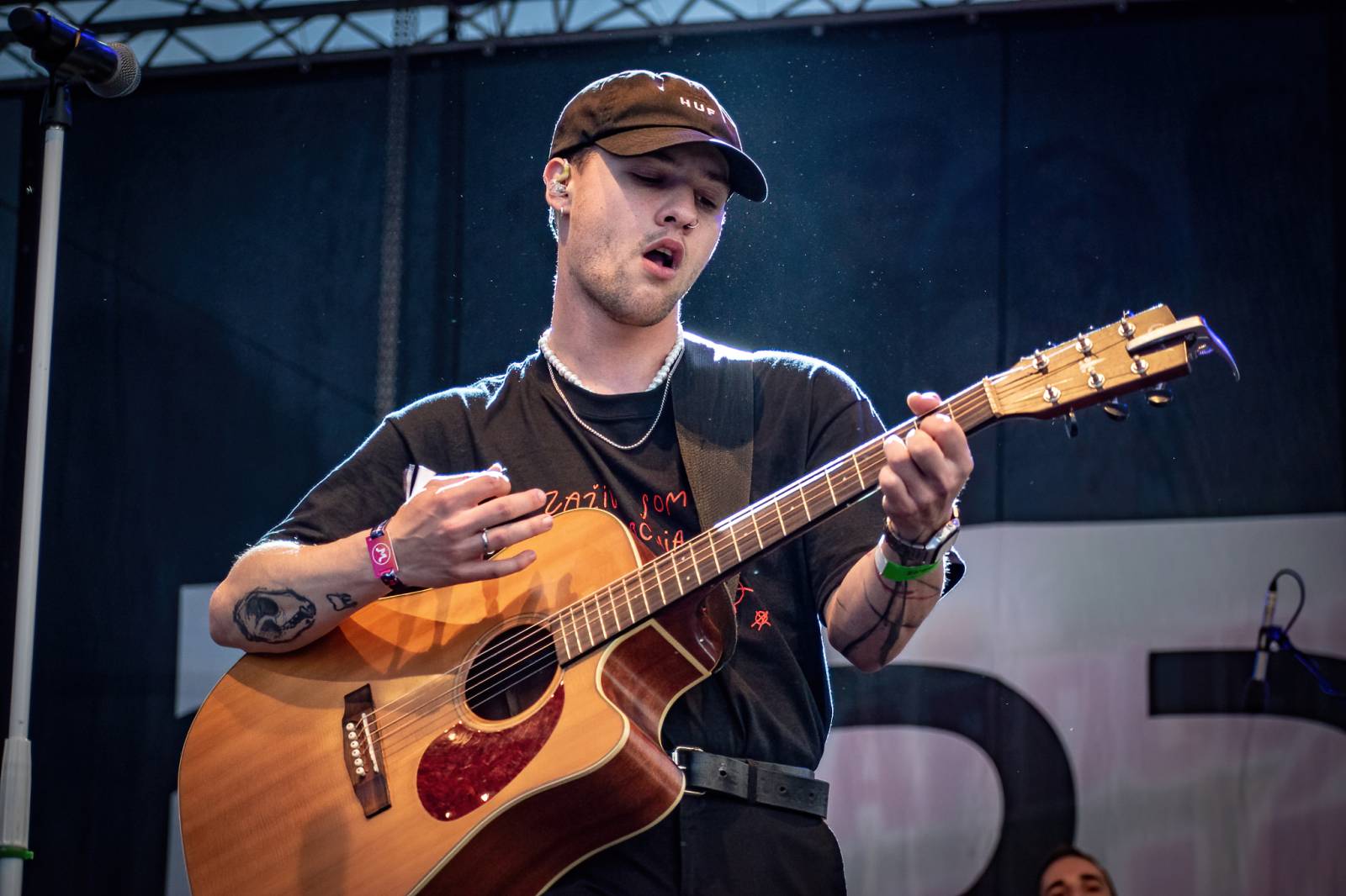 Majálesové veselí v Pardubicích odstartovalo. Miraie Navrátila vyklopili fanoušci z nafukovací jahody